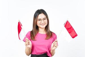 tenant le drapeau indonésien de la belle femme asiatique isolée sur fond blanc photo