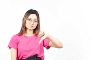 montrant les pouces vers le bas d'une belle femme asiatique isolée sur fond blanc photo