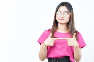 Geste de pensée de belle femme asiatique isolé sur fond blanc photo