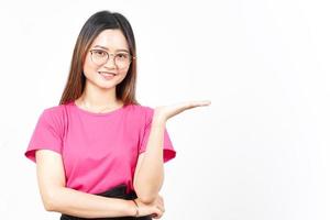 montrant et présentant le produit sur la paume ouverte d'une belle femme asiatique isolée sur fond blanc photo