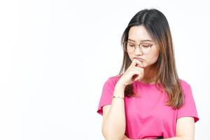 Contempler et penser à la belle femme asiatique isolée sur fond blanc photo