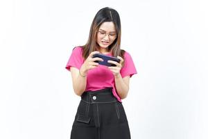 jouer au jeu mobile sur smartphone d'une belle femme asiatique isolée sur fond blanc photo