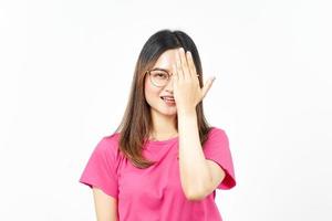 souriant et couvrant la moitié du visage d'une belle femme asiatique isolée sur fond blanc photo