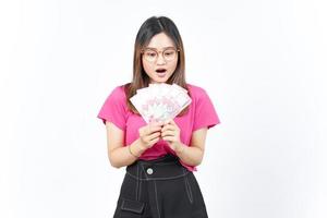 tenant un nouveau billet de banque de 100 000 roupies indonésiennes de belle femme asiatique isolée sur fond blanc photo