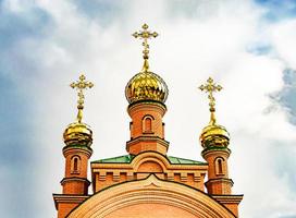 Croix de l'église chrétienne dans la haute tour du clocher pour la prière photo