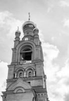 Croix de l'église chrétienne dans la haute tour du clocher pour la prière photo