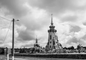 Croix de l'église chrétienne dans la haute tour du clocher pour la prière photo