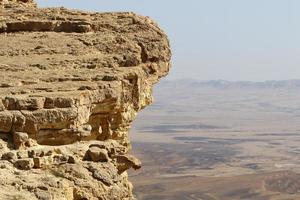 le cratère ramon est un cratère d'érosion dans le désert du néguev dans le sud d'israël. photo