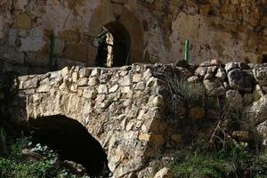 mur d'une ancienne forteresse dans le nord d'israël. photo