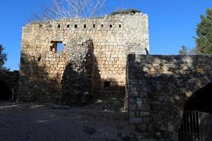 mur d'une ancienne forteresse dans le nord d'israël. photo