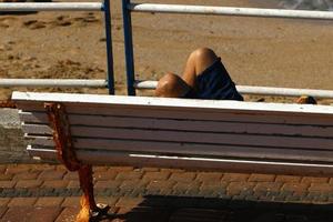 banc de repos dans le parc de la ville au bord de la mer. photo