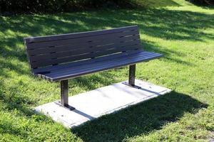 banc de repos dans le parc de la ville au bord de la mer. photo