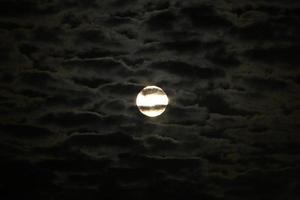 lune et nuages dans le ciel au-dessus de la mer photo