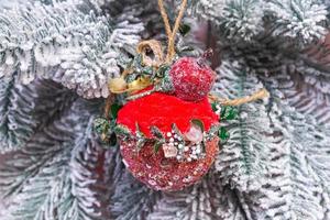 passe-temps créatif de bricolage. fabrication d'ornements et de boules de noël artisanaux faits à la main avec un sapin en feutre. arbre de noël avec des boules colorées et des coffrets cadeaux sur un mur de briques blanches avec des boules bleues et blanches photo