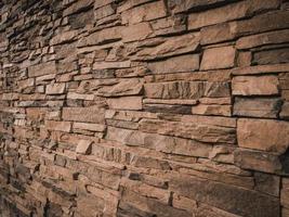 concept de mur de fond. fond de mur de briques brunes, texture de mur de briques, structure. vieille brique cassée, joints de ciment, gros plan. croulant de vieillesse. fond de brique de mur de construction. photo