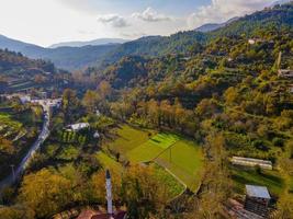 vue imprenable sur la campagne depuis les airs. village vert photo