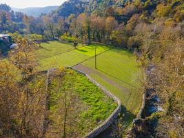 vue imprenable sur la campagne depuis les airs. village vert photo