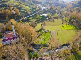 vue imprenable sur la campagne depuis les airs. village vert photo