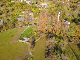 vue imprenable sur la campagne depuis les airs. village vert photo