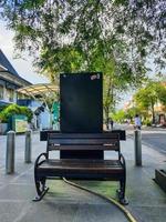 chaises en bois fournies par le gouvernement pour que les touristes puissent profiter de jalan malioboro yogyakarta. photo