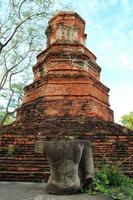 les ruines de la ville antique avec la statue de bouddha. parc historique d'ayutthaya. ayutthaya, thaïlande. photo