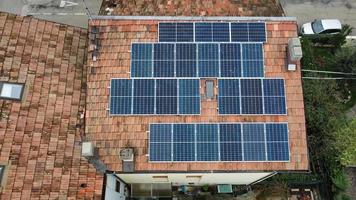 vue aérienne de haut en bas des modules de panneaux solaires montés sur le toit. centrale solaire vue par drone. concept d'énergie alternative. bologne, italie. photo