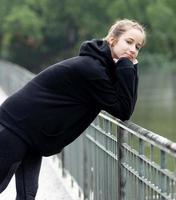 portrait de jeune fille souriante. belle femme debout une personne en plein air. une femme aux yeux bruns aux cheveux longs et aux cheveux bruns a une émotion positive la liberté d'activité de loisirs dans un parc naturel. photo