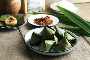 boulette pyramidale de pâte farcie sucrée ou kanom tian ou khanom tien. photo