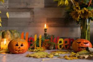citrouilles d'halloween effrayantes qui brillent la nuit comme décoration
