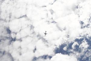 nuages blancs moelleux sur un ciel bleu vif à karachi pakistan 2022 photo