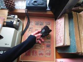 cadre de bureau vintage avec machine à écrire et livres anciens à karachi pakistan 2022 photo