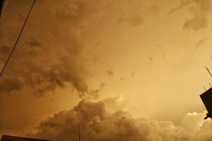 nuages dramatiques dans le ciel crépusculaire à karachi pakistan 2022 photo