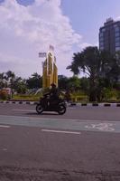 surabaya, indonésie, 2022 - course monumen bambu. le bâtiment du monument en bambou pointu est situé à l'intersection de l'autoroute de la ville de surabaya. photo