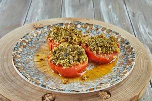 tomates de Provence sur plaque sur fond de bois photo