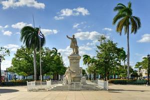 statue de jose marti dans le parc jose marti, la place principale de cienfuegos, cuba, 2022 photo