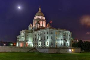 la maison d'état de rhode island, la capitale de l'état américain de rhode island la nuit. photo