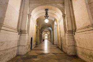 arc de triomphe de la rue augusta sur la place du commerce, praca do comercio ou terreiro do paco la nuit à lisbonne, portugal. photo