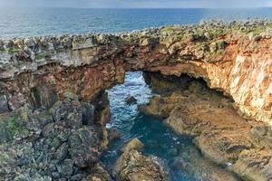 boca do inferno est un gouffre situé dans les falaises en bord de mer près de la ville portugaise de cascais, dans le district de lisbonne. photo