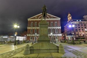 boston, ma - 27 nov. 2020 - statue de samuel adams devant faneuil hall, boston, massachusetts, états-unis photo