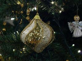 boule de noël sur le sapin de noël photo