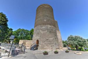 la tour de la jeune fille également connue sous le nom de giz galasi, située dans la vieille ville de bakou, azerbaïdjan. La tour de la jeune fille a été construite au 12ème siècle dans le cadre de la ville fortifiée. photo