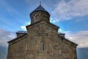 église de la trinité de gergeti, église de la sainte trinité près du village de gergeti en géorgie, sous le mont kazbegi. photo