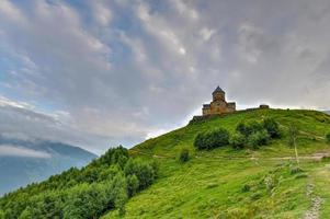 église de la trinité de gergeti, église de la sainte trinité près du village de gergeti en géorgie, sous le mont kazbegi. photo