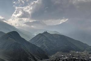 paysage vallonné près du village de gergeti en géorgie, sous le mont kazbegi. photo