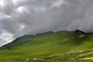 beau paysage de montagne le long de la route militaire géorgienne à kazbegi, géorgie photo