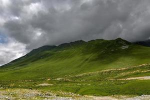 beau paysage de montagne le long de la route militaire géorgienne à kazbegi, géorgie photo