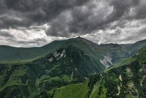 belles montagnes colorées vues du monument de l'amitié russie géorgie à kazbegi, géorgie photo