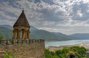 château d'ananuri, un complexe de châteaux sur la rivière aragvi en géorgie photo