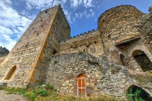 château d'ananuri, un complexe de châteaux sur la rivière aragvi en géorgie photo