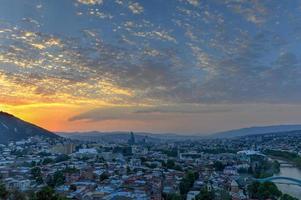 belle vue panoramique sur tbilissi depuis la forteresse de narikala en géorgie. photo